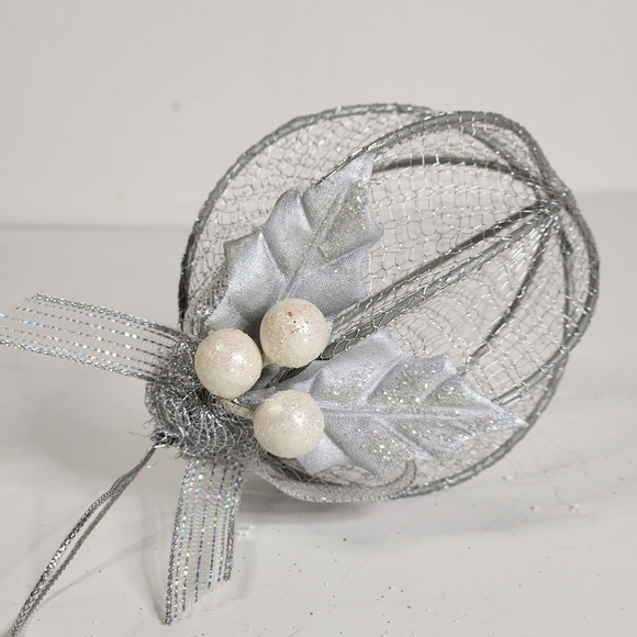 A RED AND WHITE ORNAMENT COLLECTION WITH A GOLDEN LIGHT UP STAR - Picture 5 of 11